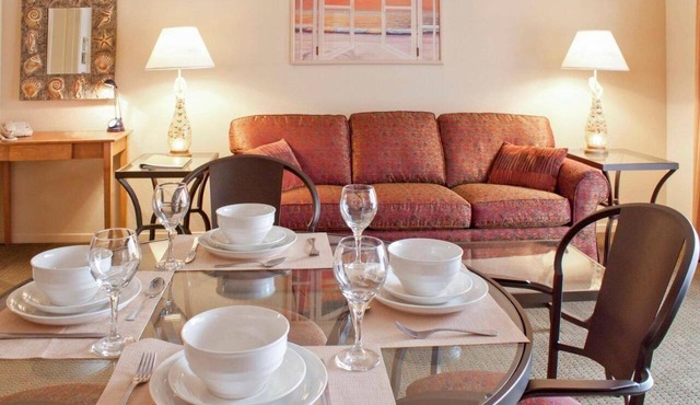 Cozy Suite w/Breathtaking Ocean Views! Free Parking, Swimming Pool & Gym Access