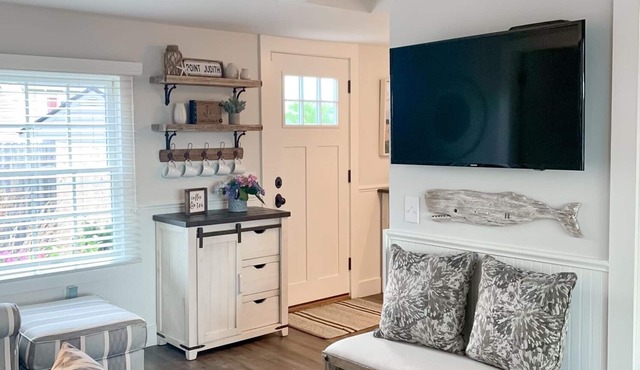 Cozy Summer Cottage Minutes from Narragansett Beaches