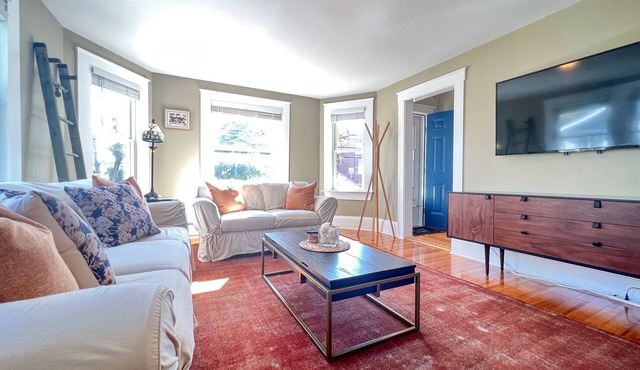 Cozy three-bedroom home close to Boston w/plenty of parking