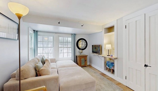 Cozy updated apartment: near skiing, hiking, shops & dining