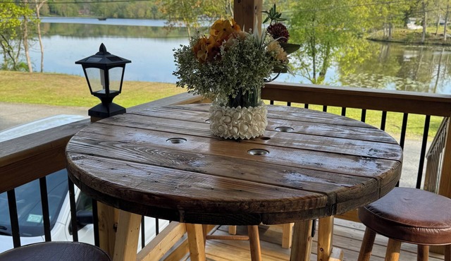 Cozy Upstate Lakefront 2BR Retreat with Kayaks & Fireplace
