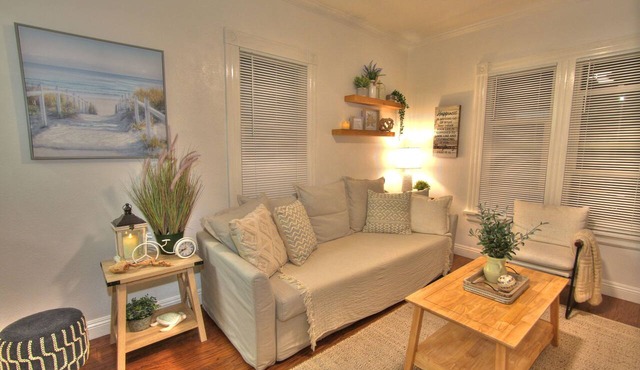 Cozy Uptown Whittier Sleeps 4 , 25 mins. to Disneyland
