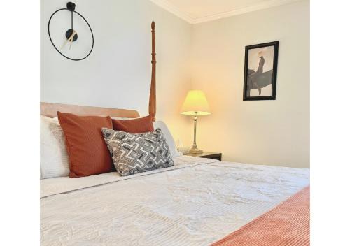Cozy Villa 3 mins to Mohegan- Fully Stocked with King Bed & Fireplace- Jacuzzi, Saltwater Pools, Sauna