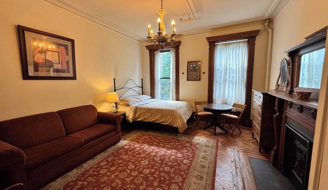 Cozy vintage studio in New York City brownstone!