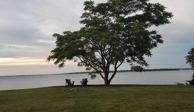 Cozy Waterfront Prudence Island Cottage