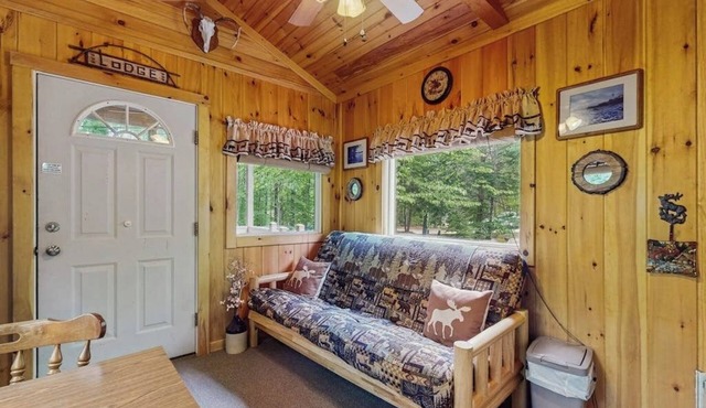 Cozy wooded cabin with lake access, firepit & kitchenette