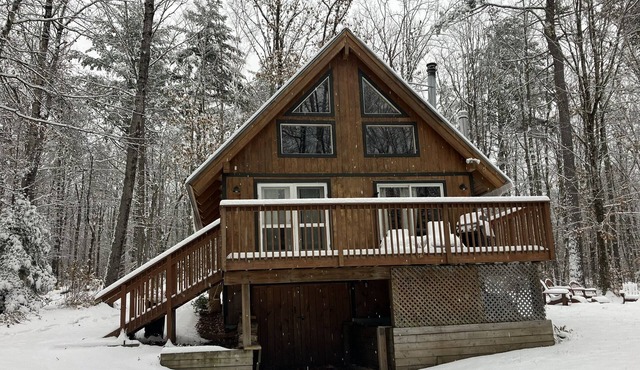 Cozy wooden chalet in the mountains, rivers, and lakes of the White Mountains.
