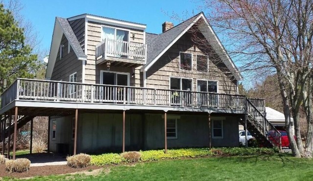 Cozy yet spacious beach home - minutes from Charlestown beaches, BeachPass incl.