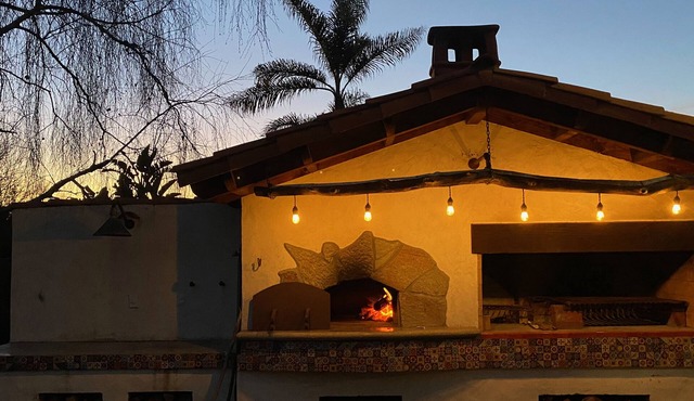 Creative & Colorful home with pizza oven. 2 miles to beach! SLO nearby too.