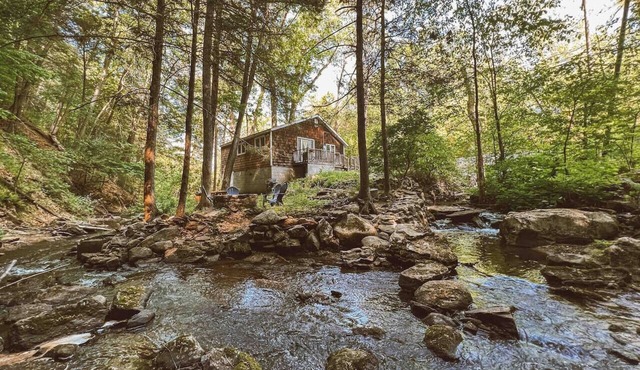 Creek Side Cabin with Wood Fired Hot Tub and Fire Pit