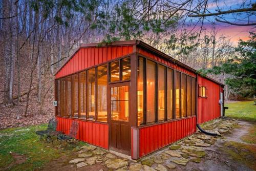 Creekside Hideaway