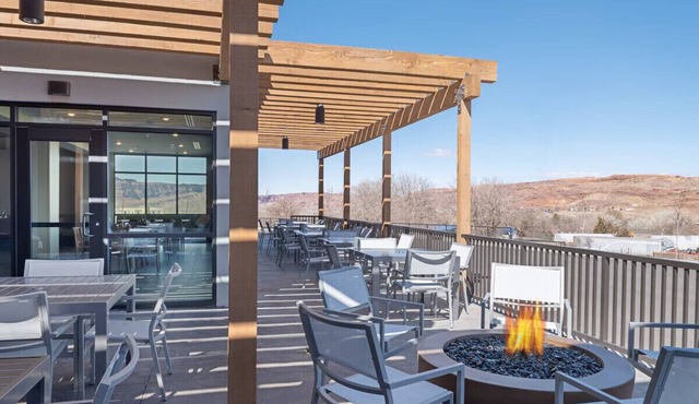 Crimson Cliffs Lodge Two-Bed Queen Standard Room Pool/Gym/Breakfast in Moab