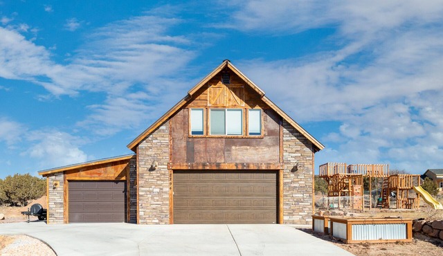 Custom Studio Apartment with Mountain Views and Garage Parking!