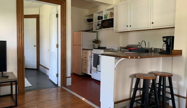 Cute 1 Bedroom in Historic Downtown Shelburne