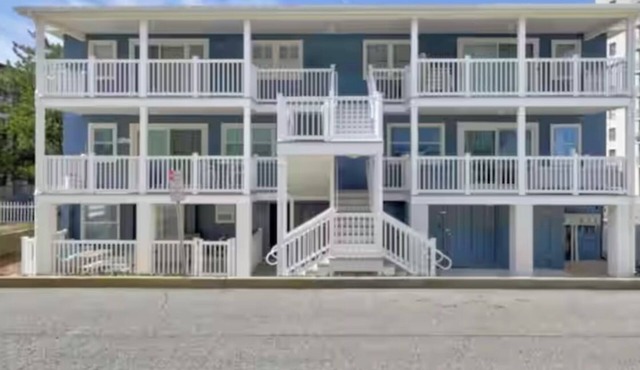 Cute and Cozy ! Steps to the beach!