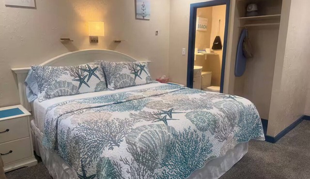 CUTE, CLEAN KING BED & PRIVATE BATH/WALK TO MAIN ST./EXTENDED STAY