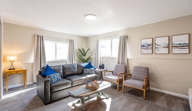 Cute & Close to Dining, Trails, Shopping, Airport! Perfect Anchorage location!