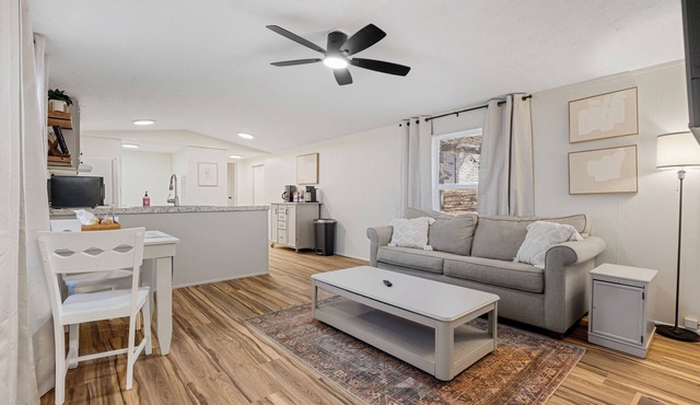 CUTE Hidden Gem! 2 BEDROOM-3 minutes from the Cookson Bend Marina. GREAT VIEW!