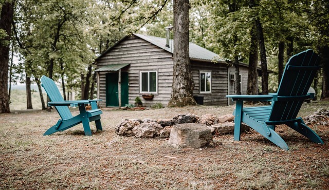 Cute Ozark Mountain cabin in the woods: a quiet escape or adventurous exploring