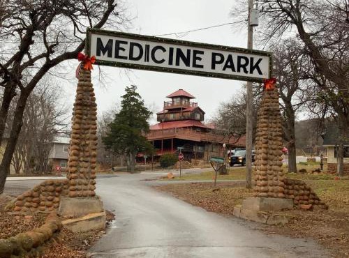 CZ Romantic Medicine Park Coastal Escape w HotTub