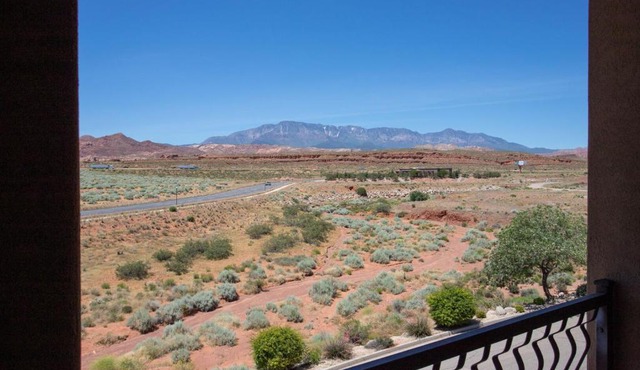 D13-Amazing Red Cliff View-Third Floor 3-bedroom Sunset View