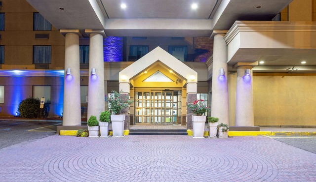Days Hotel by Wyndham North Bergen/NYC Area