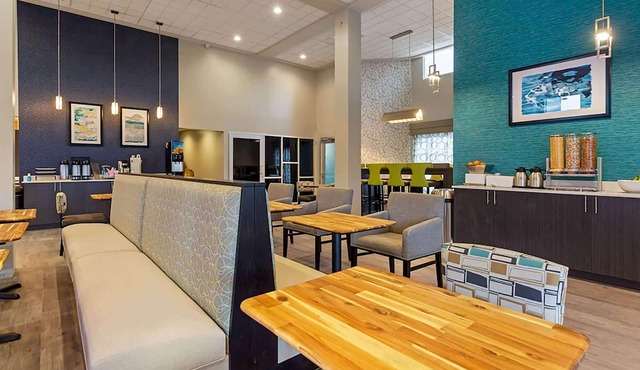 Days Inn & Suites by Wyndham Bowling Green