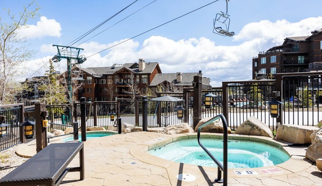 Deer Valley Luxury Residence: True Ski-in/Ski-out, Cozy Interiors, Private Patio, Shared Pool