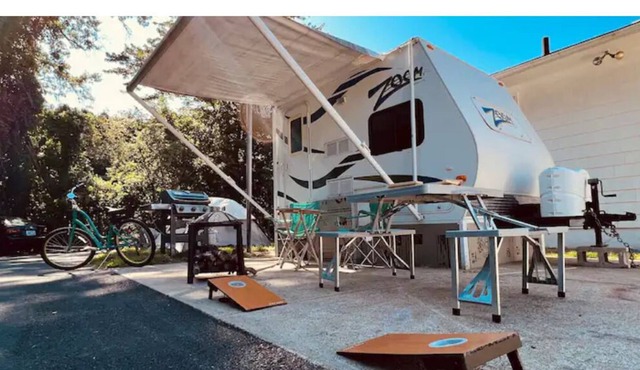 Delightful 1-bedroom camper/RV. Shower and A/C!