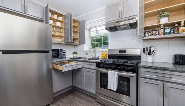 Delightful 2-bedroom apartment with AC in West Hartford