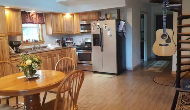 Delightful 2-bedroom chalet in charming Holden with cozy vibes