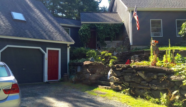 Delightful Cozy Space in Woodstock Village
