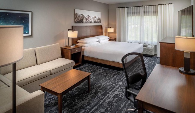 Delta Hotels by Marriott Huntington Mall