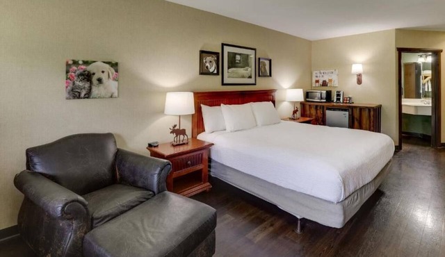 Deluxe King Bed with Private Balcony! Stoney Creek Columbia, Parking