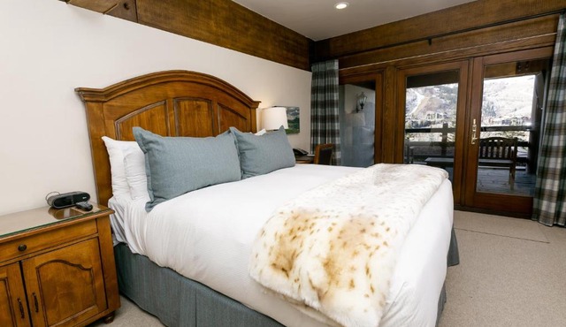 Deluxe King Room with Deck Hotel Room