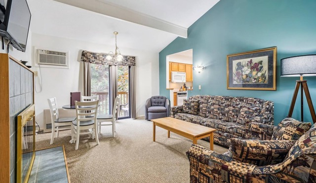 Deluxe One bedroom Queen Suite on the 2nd floor with outdoor heated pool 208