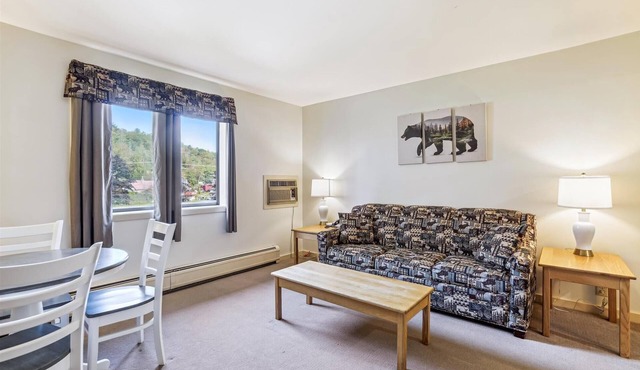Deluxe one bedroom suite located on 2nd floor with outdoor heated pool 21921