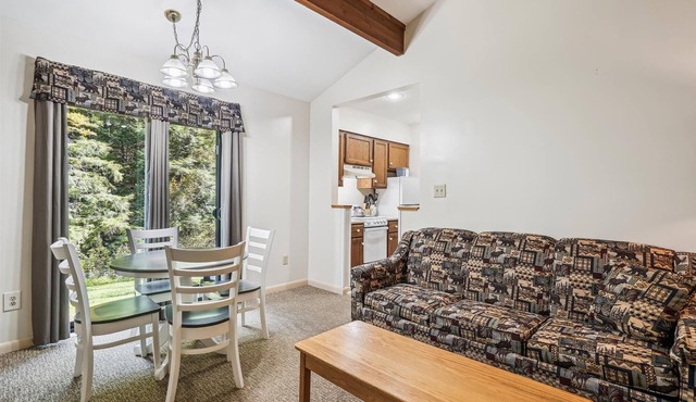 Deluxe Two Bedroom Suite on the 1st floor with outdoor heated pool 10506