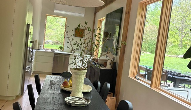 Designer home on a stream with AC and WiFi in Patterson