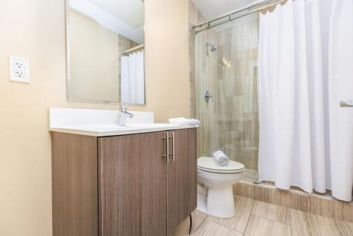 Designer Lux 4 bed Loft Steps to the State House