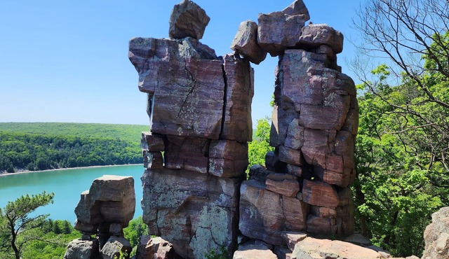 Devil’s Lake 5BR Log Cabin w/Fireplace - Near Wisconsin Dells