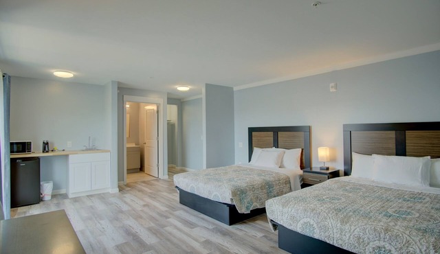 Dhimas Bayview Suites