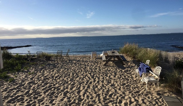 Direct LI sound waterfront cottage, one level living in Hawks Nest Beach