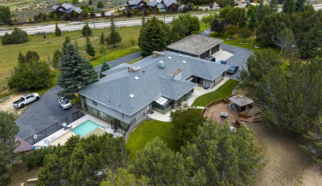 DISCOUNTED August nights! Perfect for family reunions.Pickleball,Pool,Sleeps 50.