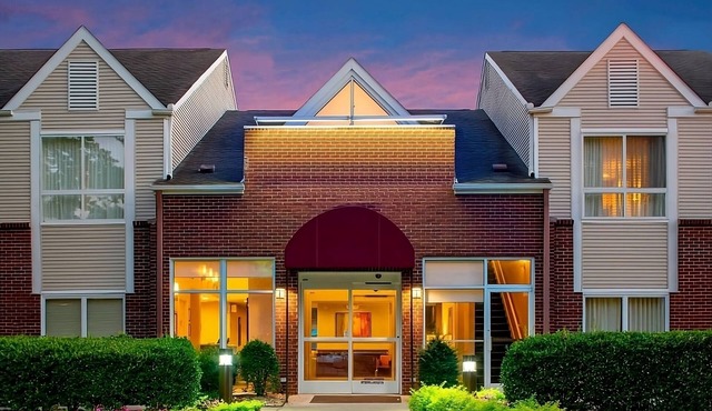 Discover Brentwood & Nashville from your Home Away from Home! Free Breakfast!