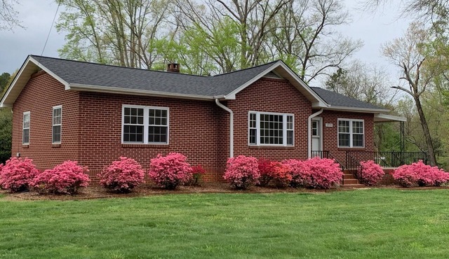 Discover Tranquility at Carolina Cottage - Cozy 2-Bedroom Retreat in Hickory, NC
