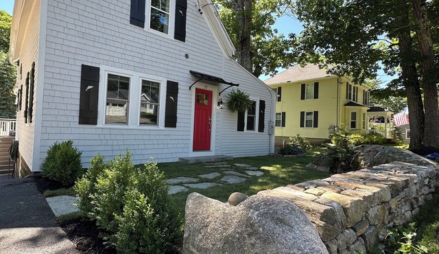 Dog Friendly 3 BR Kennebunkport Cottage + Deck/BBQ