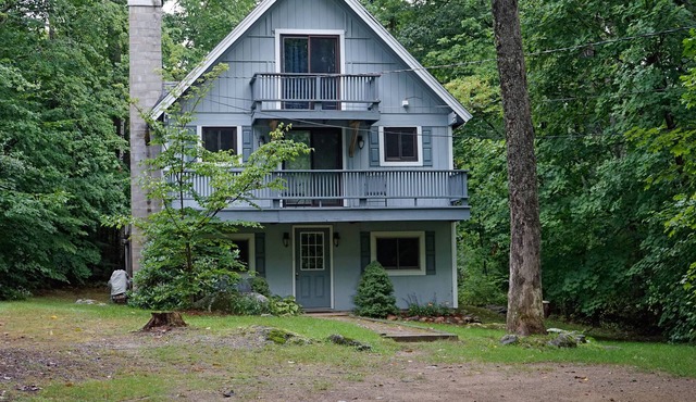 Dog-friendly chalet near the beach with deck, washer/dryer, grill, lawn & AC