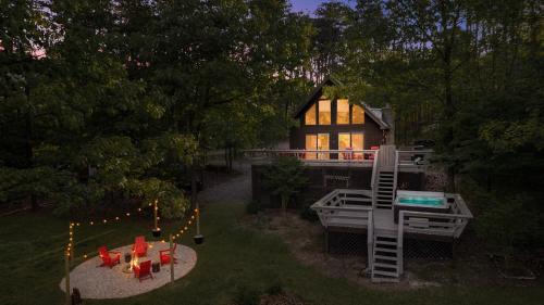 Dog-Friendly Chalet w Hot Tub, Fire Pit & Deck