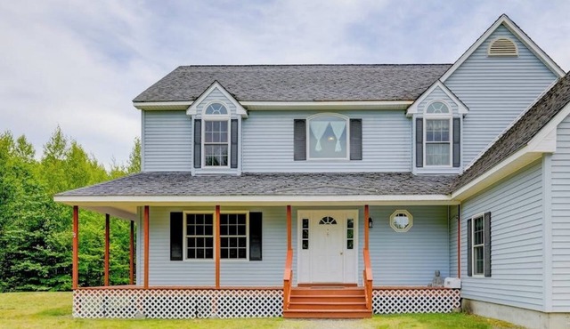 Dog-friendly country home w/jetted tub, backyard & grill